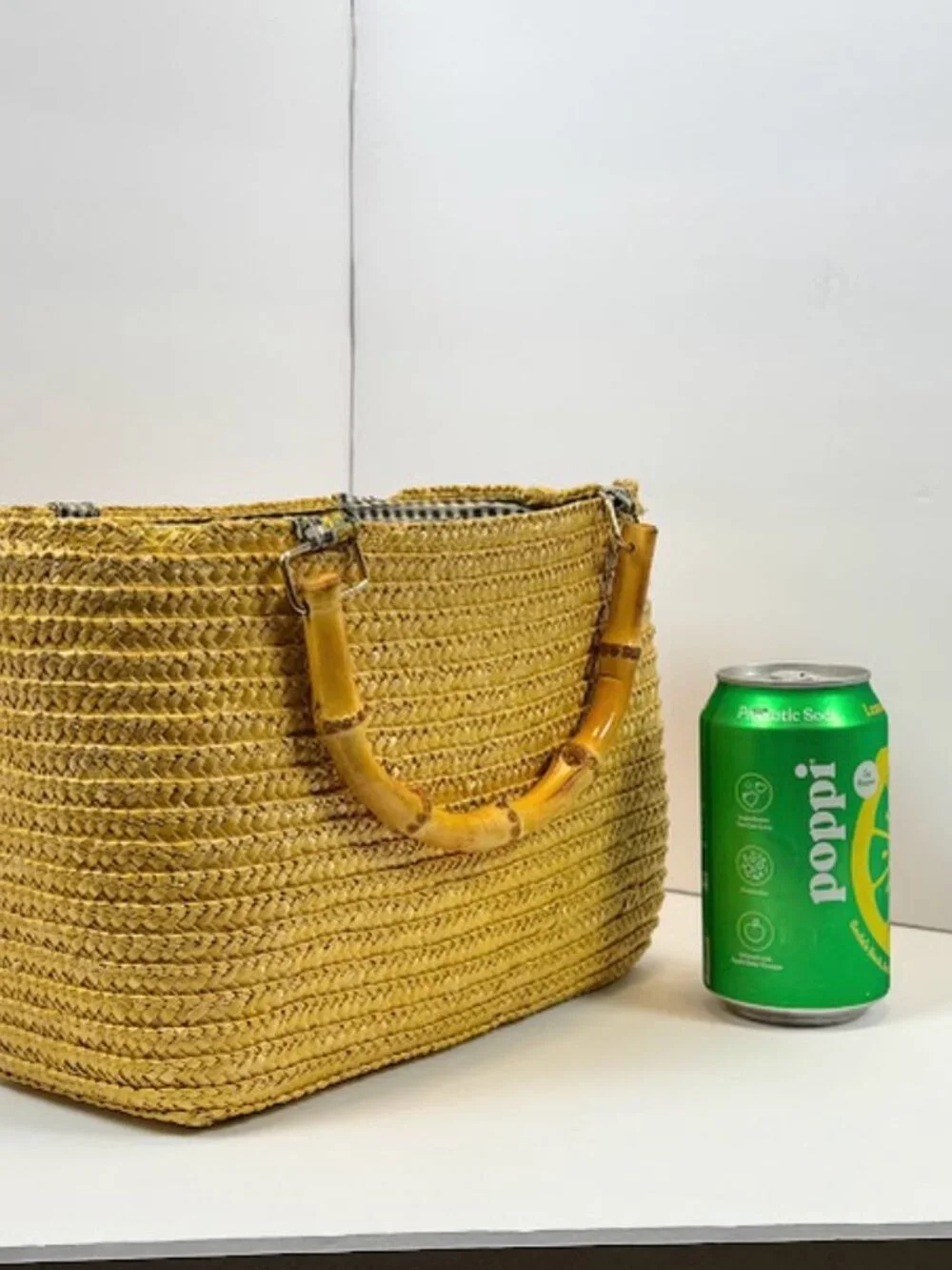 Vintage small straw purse with sunflower patterned lining and bamboo handles. - Picture 8 of 9